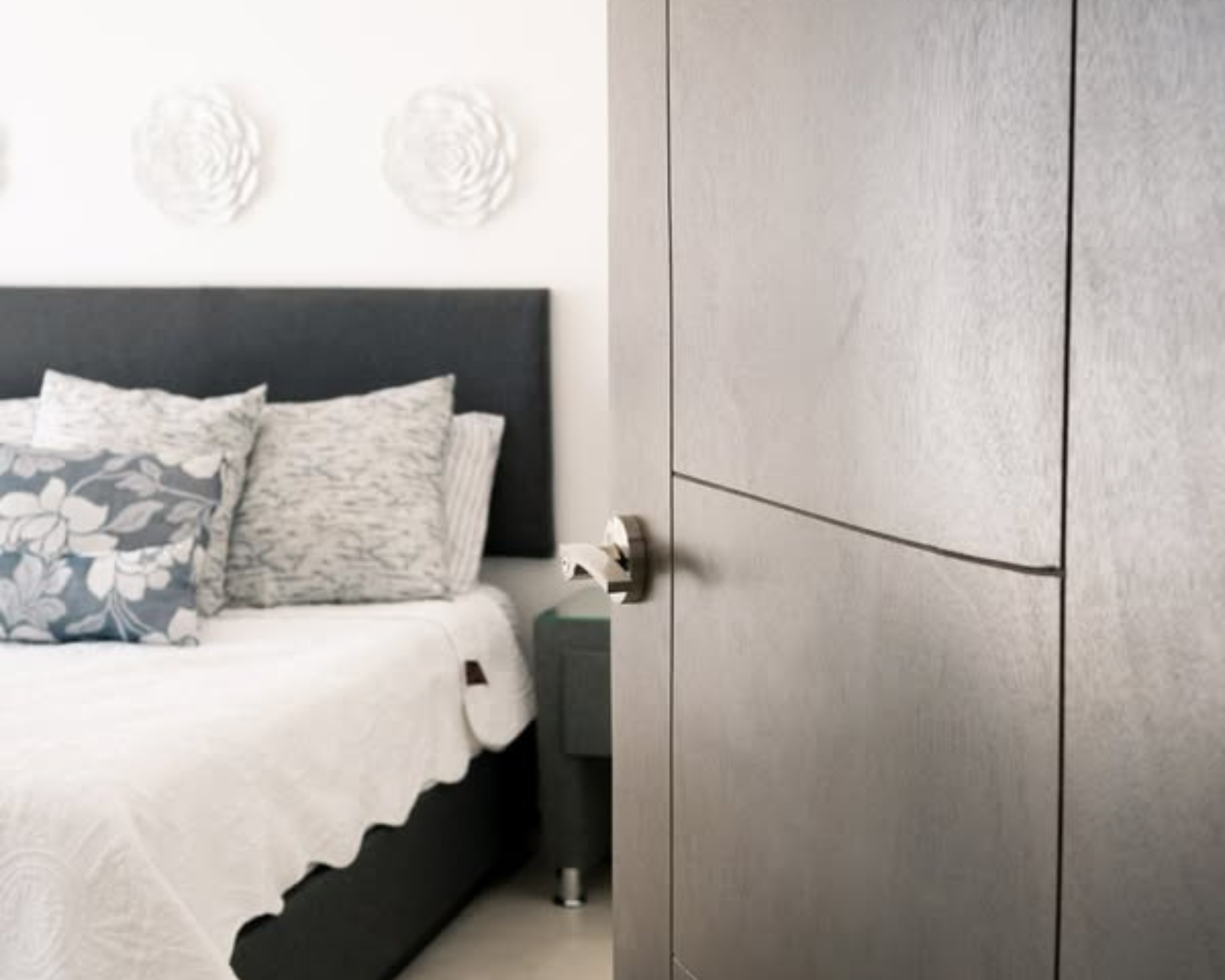 Puerta y cama de madera